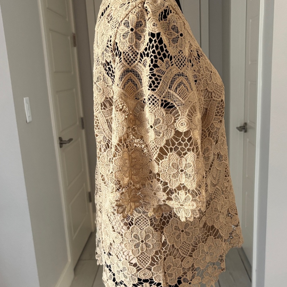 Halogen  Floral Lace Elbow Sleeve Top in Camel Size S NWT - Picture 5 of 9